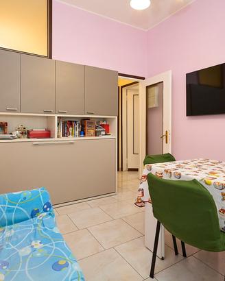 letto a 2 piazze , sedie in legno e letto/ armadio