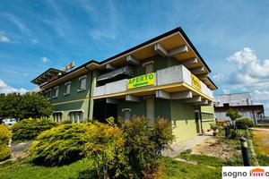 Ampio albergo fronte strada
