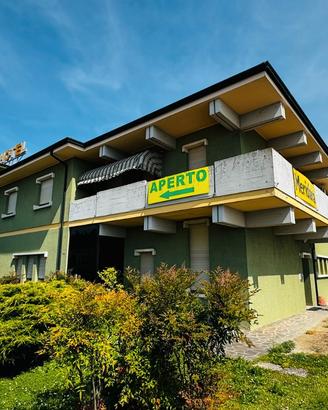 Ampio albergo fronte strada