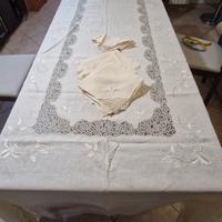 Tovaglia di lino antica con tovaglioli