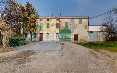 Casa indipendente con ampio giardino privato e loc