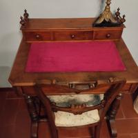Scrittoio antico con sedia 