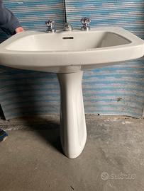 Lavabo bianco con rubinetteria