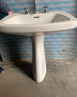 Lavabo bianco con rubinetteria