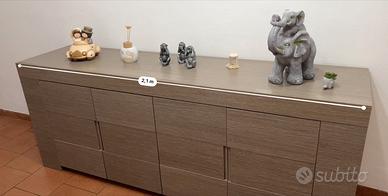 Credenza completa di specchi