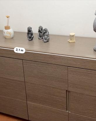 Credenza completa di specchi