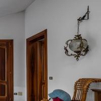in fase trasloco lampadari e mobili antichi