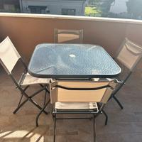 Set da esterno con  ombrellone e 4 sedie