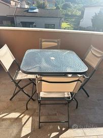 Set da esterno con  ombrellone e 4 sedie