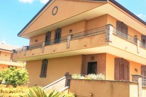 Villa bifamiliare 3 livelli con terreno 1000 mq