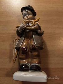 Scultura in ceramica bambino con corno