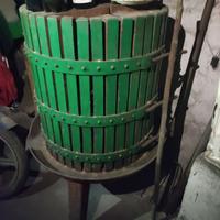 Torchio , macchina per macinare uva , tino