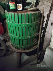 Torchio , macchina per macinare uva , tino