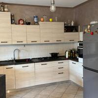 CUCINA COMPLETA DI ELETTOMESTICI E PENISOLA