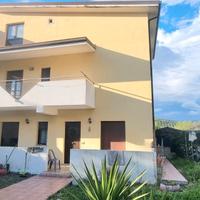Villa a schiera su 3 livelli + giardino