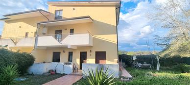 Villa a schiera su 3 livelli + giardino