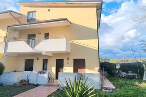 Villa a schiera su 3 livelli + giardino
