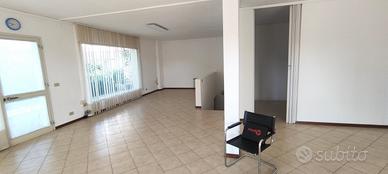 Ufficio vetrinato a Tricesimo