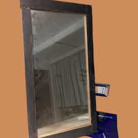 Specchio con una cornice in legno scuro