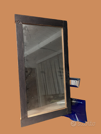 Specchio con una cornice in legno scuro