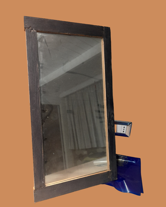 Specchio con una cornice in legno scuro