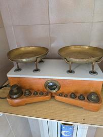 pesa antica con tutti i suoi pesi funzionante 