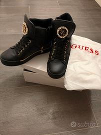 Scarponcini Guess neri con dettagli dorati
