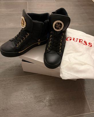 Scarponcini Guess neri con dettagli dorati