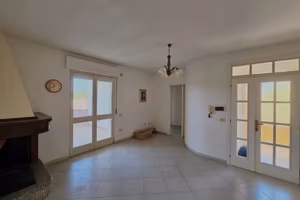 Trilocale con box auto e spazi esterni