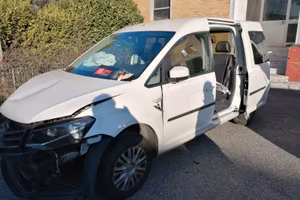 Volkswagen Caddy incidentato