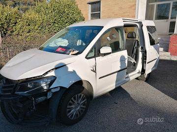Volkswagen Caddy incidentato