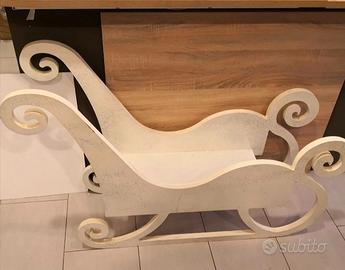 Slitta di legno bianca