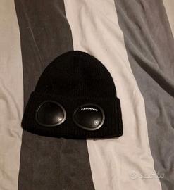 Cappello nero con occhiali C.P. Company