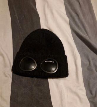 Cappello nero con occhiali C.P. Company