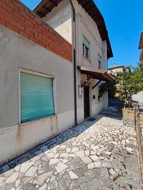 Villetta accostata di 128 mq con giardino