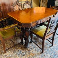 Tavolo in legno con sedie