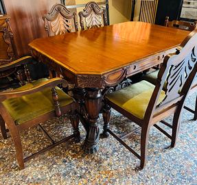 Tavolo in legno con sedie