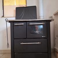 Stufa Nordica con forno nera.