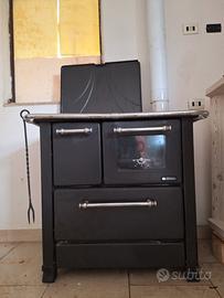 Stufa Nordica con forno nera.