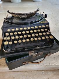 Macchina da scrivere Remington portatile vintage