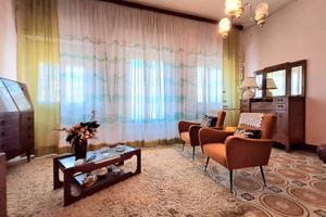 Casa da ristrutturare con cortile e balconi