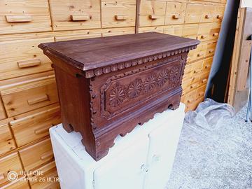 Cassapanca in legno massello, con intagli