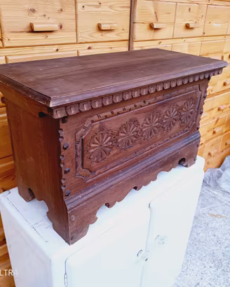 Cassapanca in legno massello, con intagli
