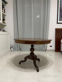 antico tavolo rotondo in legno,