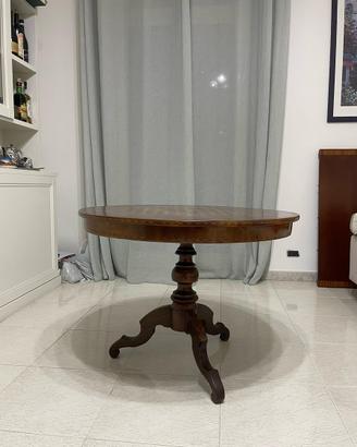 antico tavolo rotondo in legno,