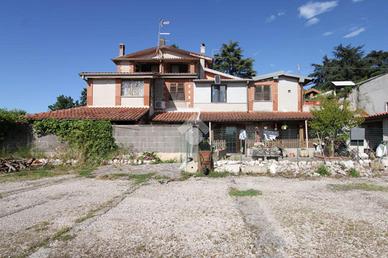PORZIONE DI TRIFAMILIARE A MORLUPO
