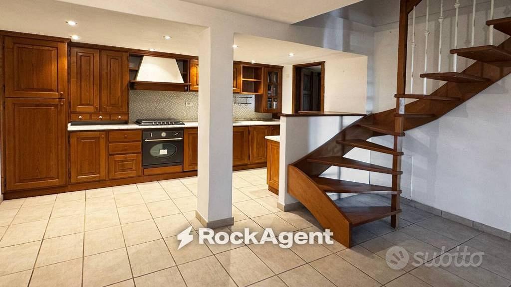 Rustico / Casale di 405 m² con più di 5 locali a M - Altro
