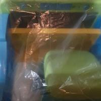 lavagnia con la sedia di plastica 