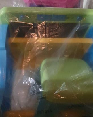 lavagnia con la sedia di plastica 