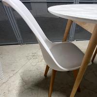 Tavolo rotondo e sedia modello scandinavo